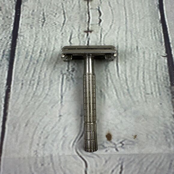 VINTAGE‎ Gillette Safety Razor With Blade - Picture 1 of 9